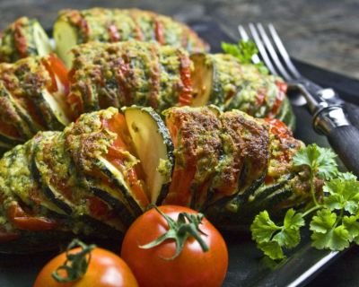 Hasselback-Zucchini mit käsiger Kräuter-Kruste