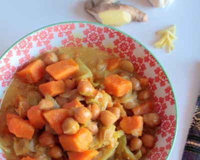 cremiges Süßkartoffelcurry mit Kichererbsen und Spitzkohl