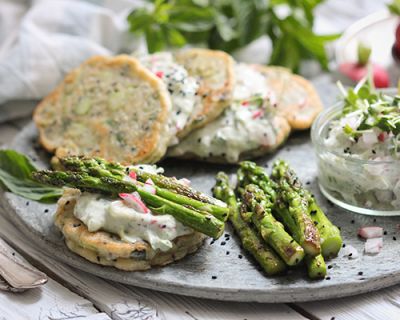 Spargel-Pancakes mit erfrischendem Radieschen-Gurken-Dip