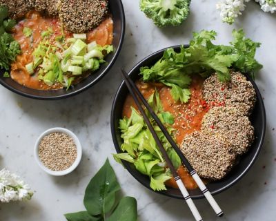 Brokkoli-Sesam-Taler in cremiger Masalasoße