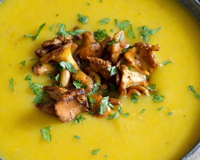 Cremige Kartoffel-Kurkuma-Suppe mit gebratenen Pfifferlingen
