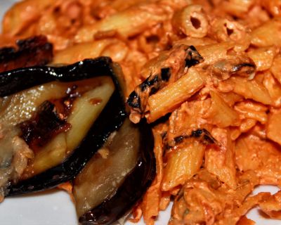 Penne mit Aubergine in Cocktailsauce angeschwenkt