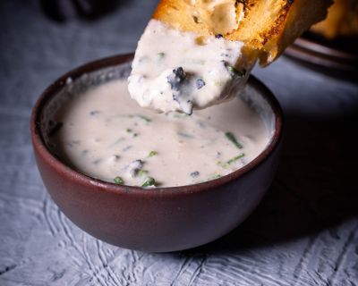 Veganer Blauschimmelkäsedip– cremig, würzig, unwiderstehlich