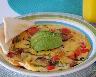 Veganes herzhaftes Omelette für ein kräftiges Frühstück