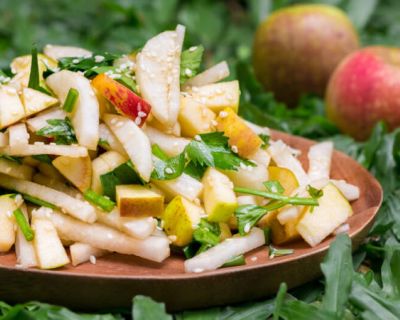 Einfacher veganer Rettichsalat mit Äpfeln und Sesam