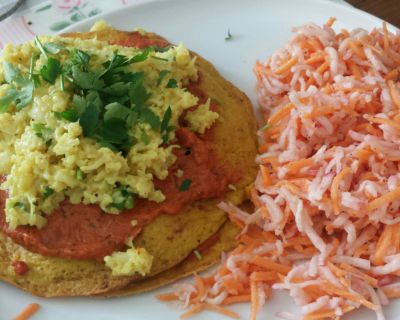 Omelett aus Seidentofu geschichtet mit Tomatencreme und Blumenkohlstampf