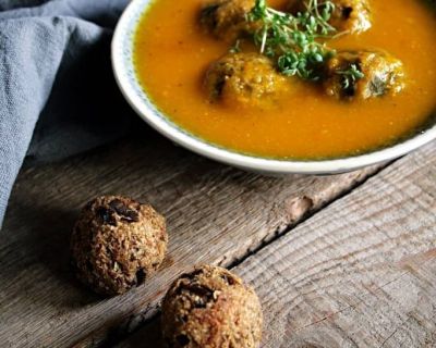 Leckere Kürbissuppe mit Auberginen-Bällchen