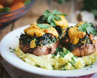 Ofen-Champignons mit Spinat auf Kartoffelstampf