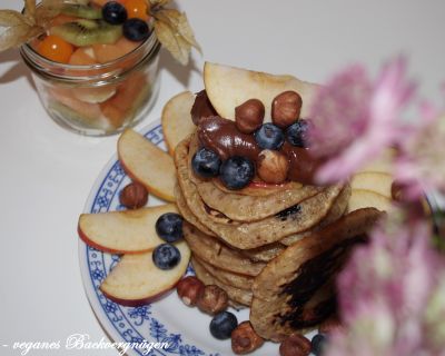 BreakLove: Haselnusspancakes mit Heidelbeeren und Apfel