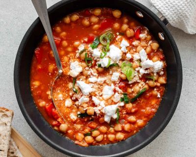 Veganes Shakshuka mit Kichererbsen und Feta