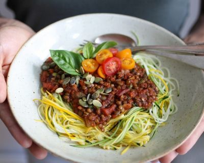 Zucchini-Pasta mit Linsenbolognese