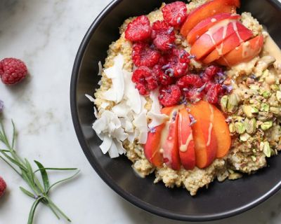 Quinoa-Kokos-Porridge mit Aprikosen