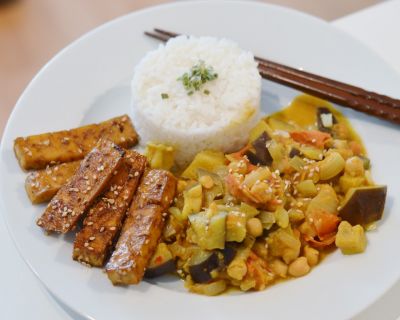Rezept: Kichererbsencurry mit gebackenem/gebratenem Sesam-Tofu