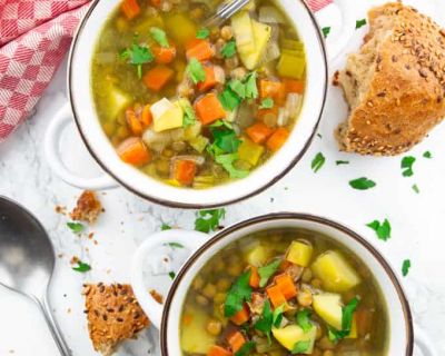 Linsensuppe mit Kartoffeln und Lauch