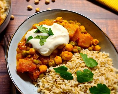 Indisches Kichererbsen-Curry mit Basmati-Reis aus vollem Korn