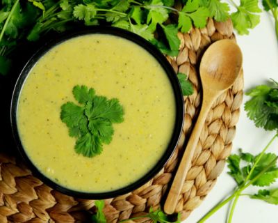 Vegane gelbe Linsensuppe mit Kokosmilch und Koriander