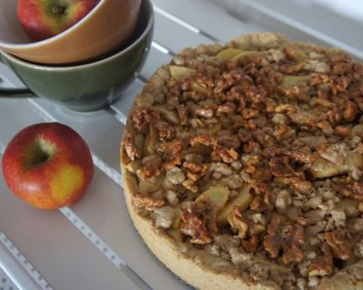 Veganer Apfelkuchen mit in Ahornsirup karamellisierten Walnüssen