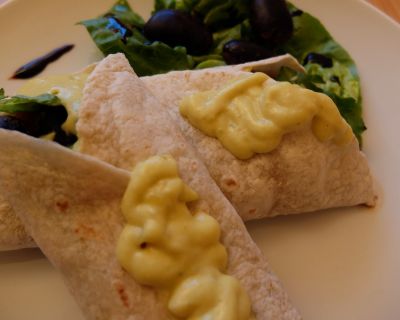 Wraps mit bunten Riesenbohnen und veganer Käsesauce