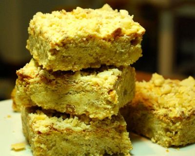 Macadamia-Blondies mit weißer Schokolade