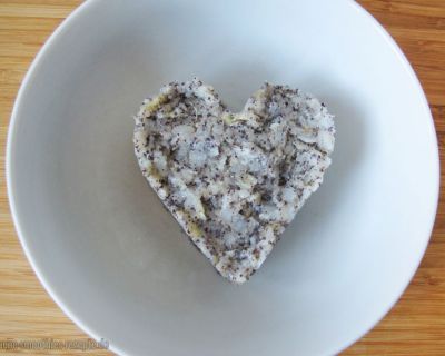 Reisflocken-Porridge mit Mohn, Kokos und Chia-Samen