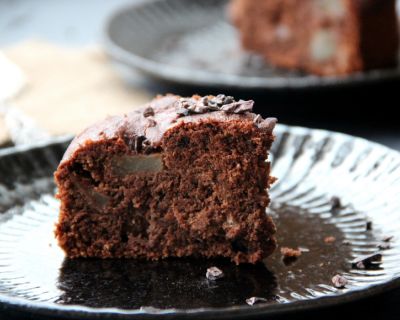 Würziger Schokoladen-Buchweizen-Kuchen mit Birne und Nüssen