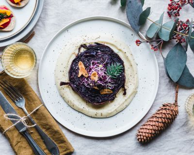 Rotkohl-Steaks mit Misobutter & Knoblauchchips