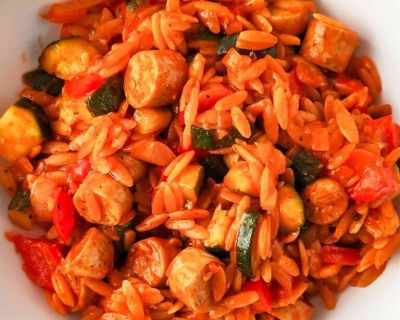 Kritharaki mit Gemüse und veganen Bratwürstchen