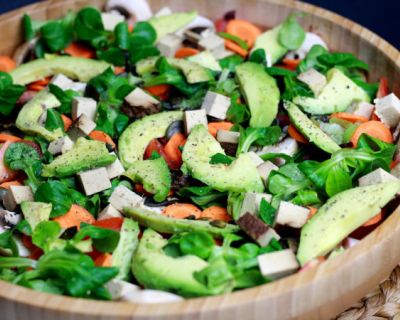 Herzhafter Feldsalat mit Avocado und Räuchertofu