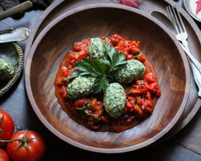 Spinatnockerl in aromatischer Tomatensoße