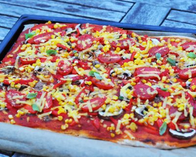 Gemüsepizza mit ofengeschmorten Paprika