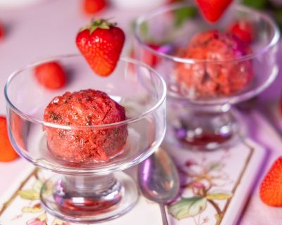 Erdbeer-Zitronenmelisse-Sorbet – die fruchtige Sommererfrischung