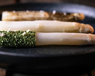 Dreierlei Spargel – fermentiert, mit Holunderblüte und flambiert