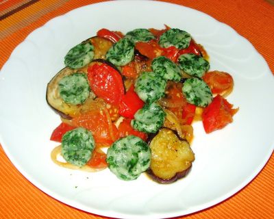 Spinatnudeln auf Auberginen-Tomaten-Ragout