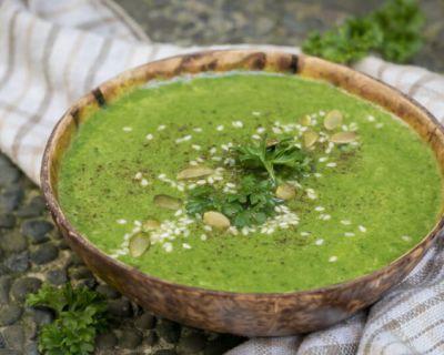 Vegane Erbsencremesuppe mit Spinat – lecker, cremig & gesund