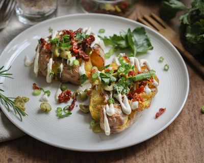 Ofen-Quetschkartoffeln mit Cashewcreme & Antipasti