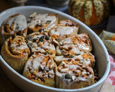 Vegane, glutenfreie Kürbis-Zimt-Rollen mit Pekannüssen