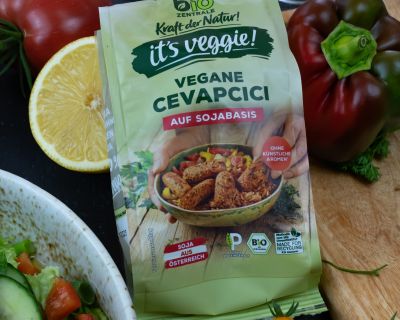 Griechischer Salat mit veganem Cevapcici