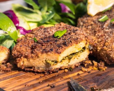 Mit Bärlauch gefülltes Schnitzel in Röstzwiebelpanade – vegan