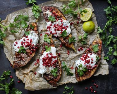 Ofen-Auberginen mit Joghurt-Tahini-Soße