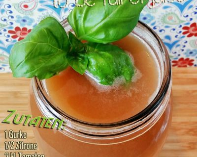 Kaltgepresster Saft aus Gurke, Zitrone, Weintrauben, Tomaten und Paprika