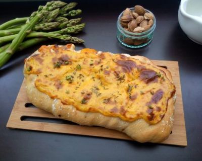 Mit Käse überbackenes veganes Spargel-Brot nach Calzone Art.