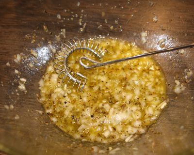 Mohnstreuselkuchen und Kräutervinaigrette