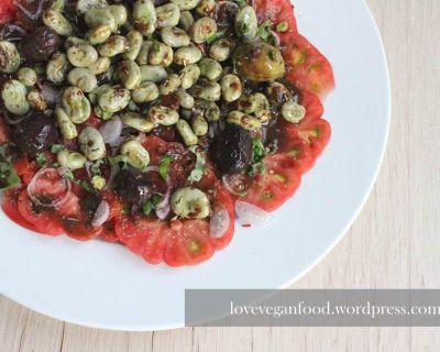 Tomatensalat mit dicken Bohnen und Oliven