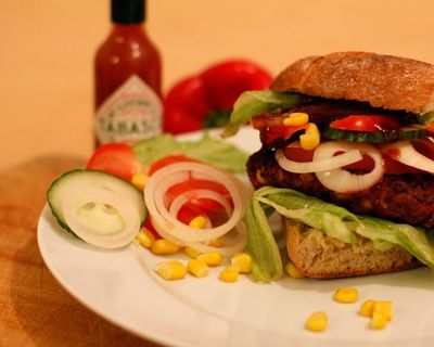 Western-Burger mit Whiskey-BBQ-Soße