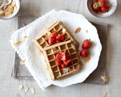 Glutenfreie Hafer-Buchweizen-Waffeln mit Erdbeeren