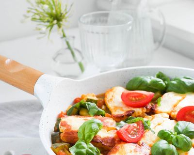 Orientalisch würziges Tomaten-Zucchini-Gemüse mit gebackenem Halloumi ❤