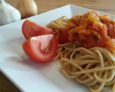Vollkorn-Spaghetti mit Tomaten-Karottensoße