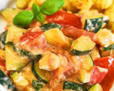 Einfache Zucchini Tomaten Pfanne mit veganem Feta