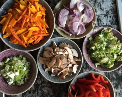 Herbstlicher Wok mit Erdnussoße