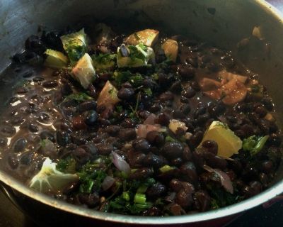 Mexican cravings: Feurig-limettige schwarze Bohnen mit Koriander